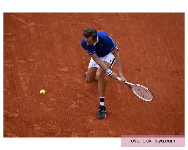 梅德韦杰夫力克兹维列夫晋级法网四强 迎战西西帕斯决战时刻